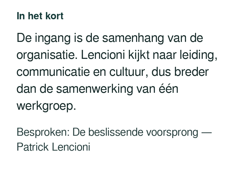De ingang is de samenhang van de organisatie. Lencioni kijkt naar leiding, communicatie en cultuur, dus breder dan de samenwerking van één werkgroep. Besproken: De beslissende voorsprong — Patrick Lencioni.